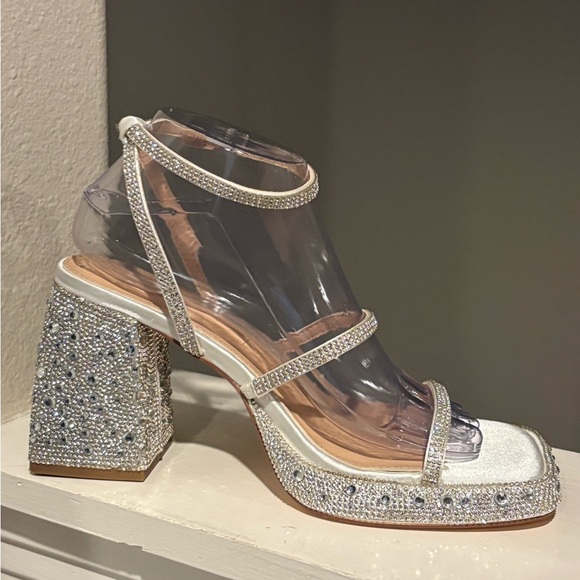 Elegant Crystal-Embellished Clear Heels - Picture 5 of 9